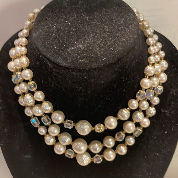 Vintage 1950s triple strand golden golden netted simulated white pearls necklace - Picture 3 of 14